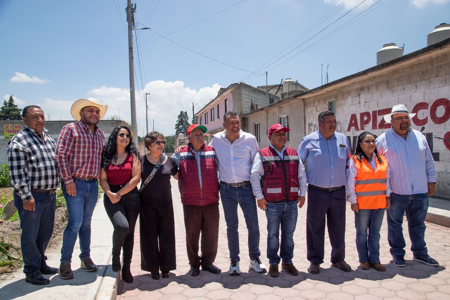 Gobierno de Apizaco entrega pavimentación de la calle Zaragoza en Santa María Texcalac